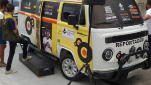 O veículo com estúdio móvel está estacionado no pátio da Associação Espírito Santense e estará aberto para quem quiser participar das gravações.